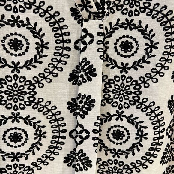 LOB black and white sleeveless top size 2‎ - Picture 3 of 6